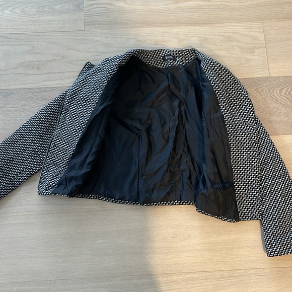 Very fashionable blazer with asymmetrical zipper and vegan leather accents - Picture 2 of 4